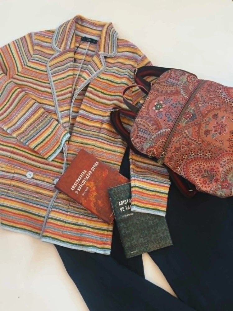 Batoh, knihy, oblečení a svetry, knihovna v Olallá - Butik Olallá Tišnov
