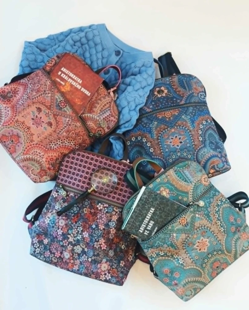 Batohy a svetry, knihovna v Olallá, Aristokratka - Butik Olallá Tišnov