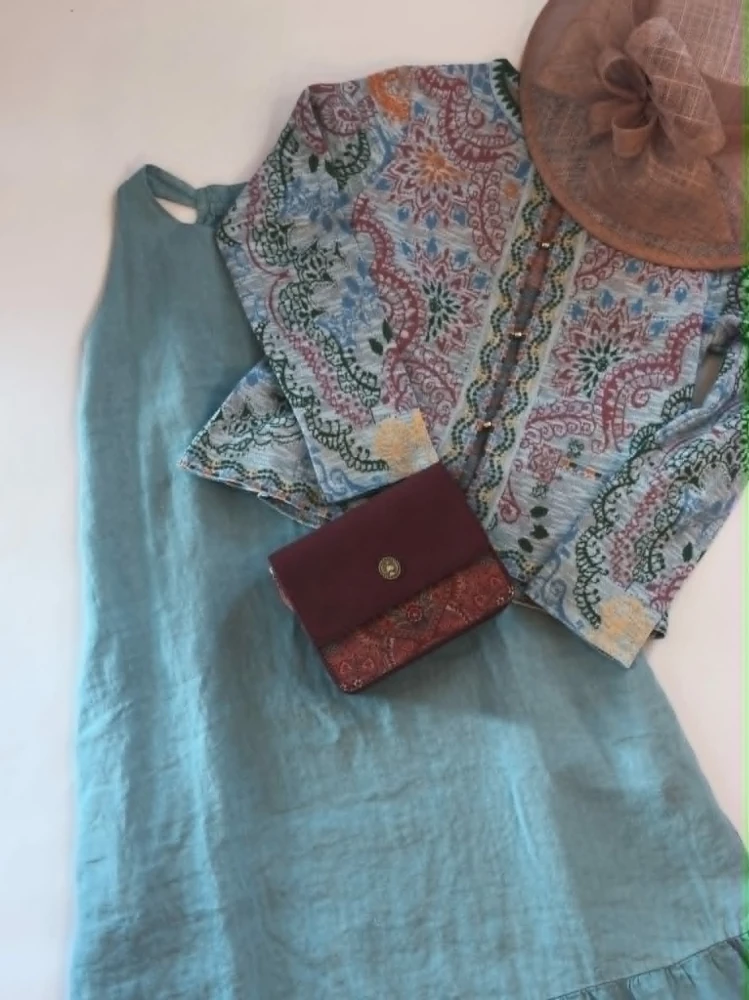 Klobouk, šaty, kabát, svetry, knihovna v Olallá, Butik Olallá Tišnov