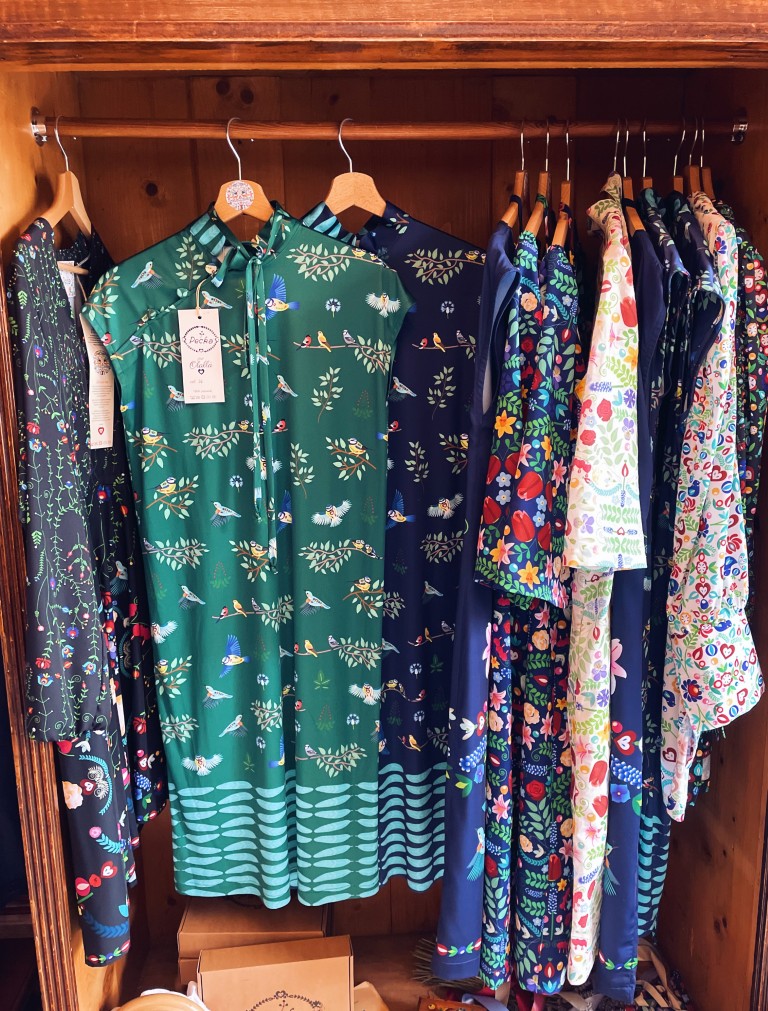 Elegantní dámské oblečení v skříni - Butik Olallá Tišnov