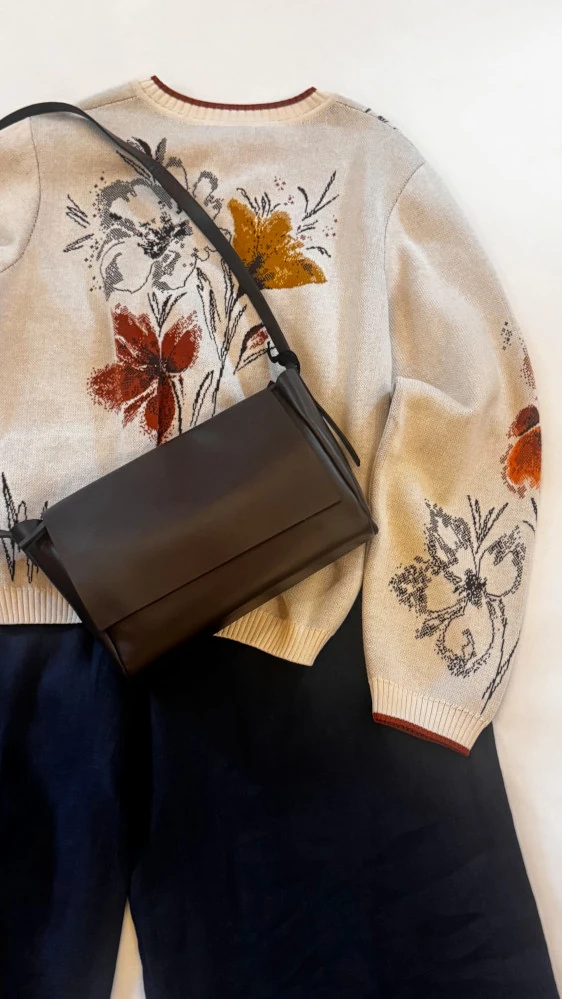 Ručně pletený svetr s květinovými vzory, kabelka - Butik Olallá Tišnov