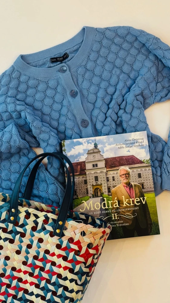 Svetry a knihovna v Olallá, Modrá krev - Butik Olallá Tišnov