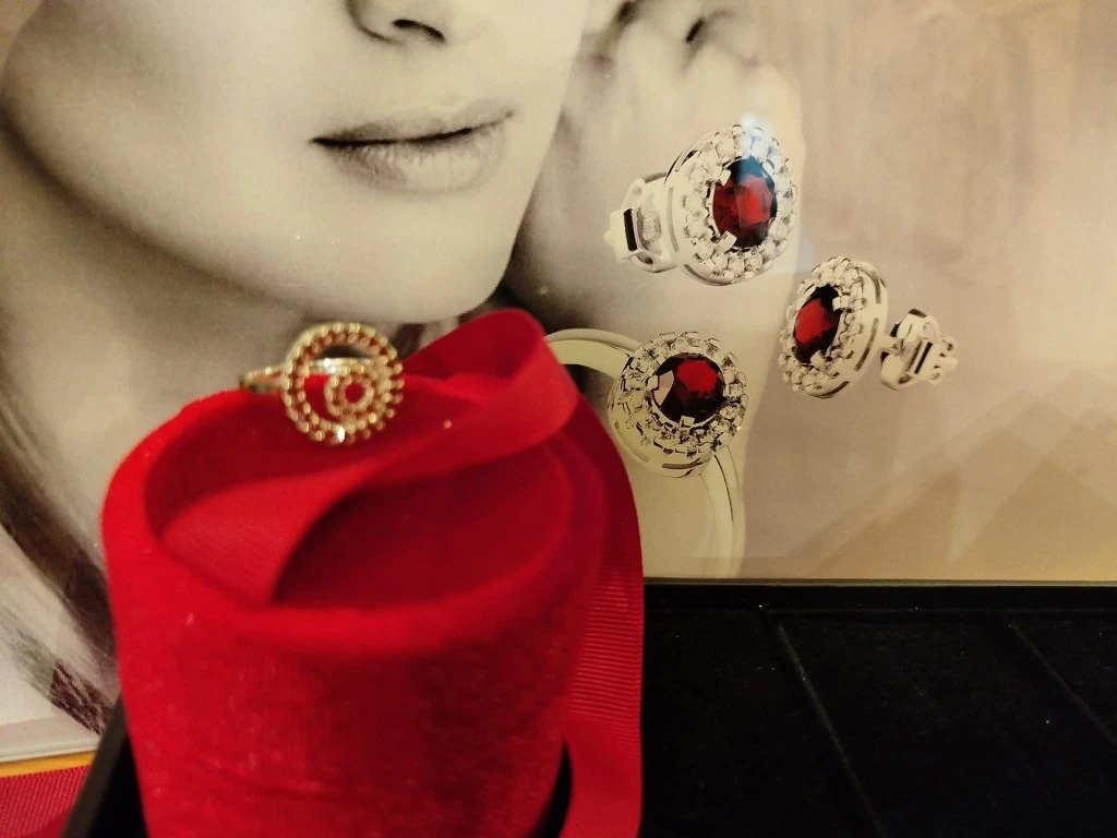 originální šperky s českými granáty značky Granát butik Olallá Tišnov