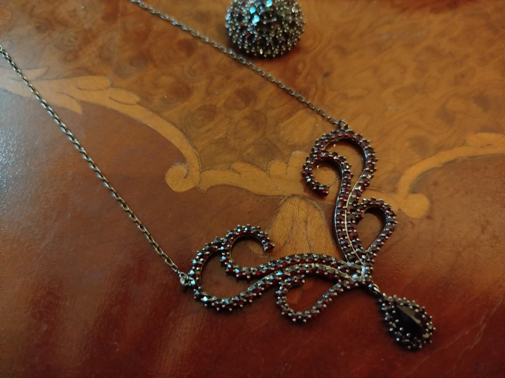 originální šperky s českými granáty značky Granát butik Olallá Tišnov