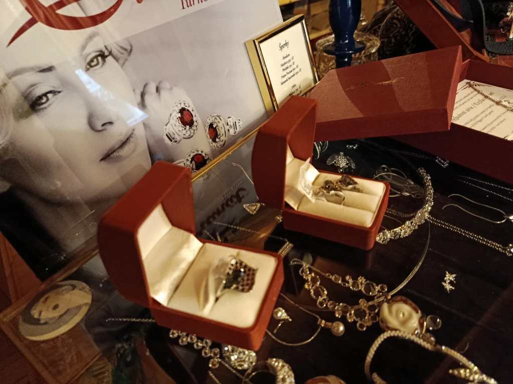 originální šperky s českými granáty značky Granát butik Olallá Tišnov