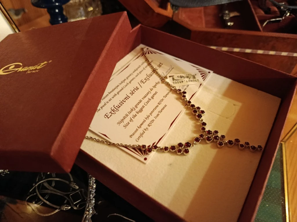 originální šperky s českými granáty značky Granát butik Olallá Tišnov
