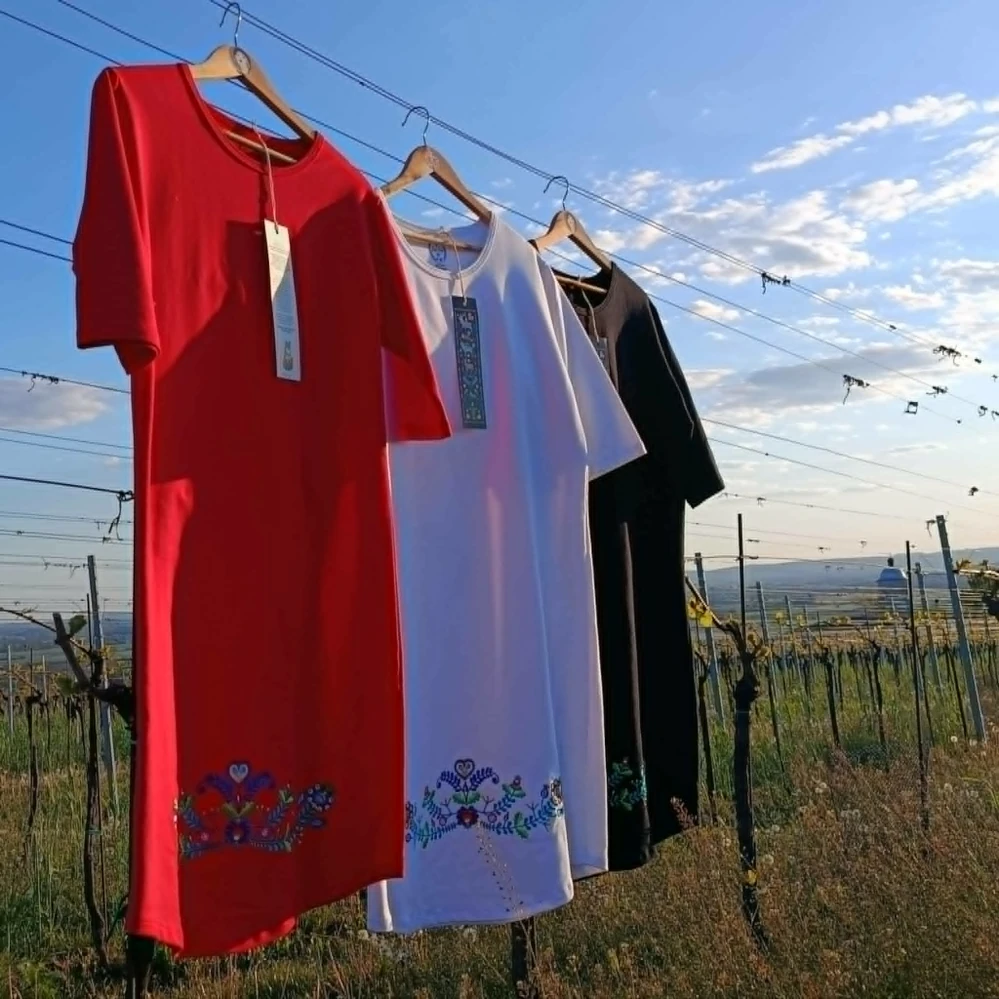 autorské oblečení značky Pecka se sklenkou vína butik Olallá Tišnov
